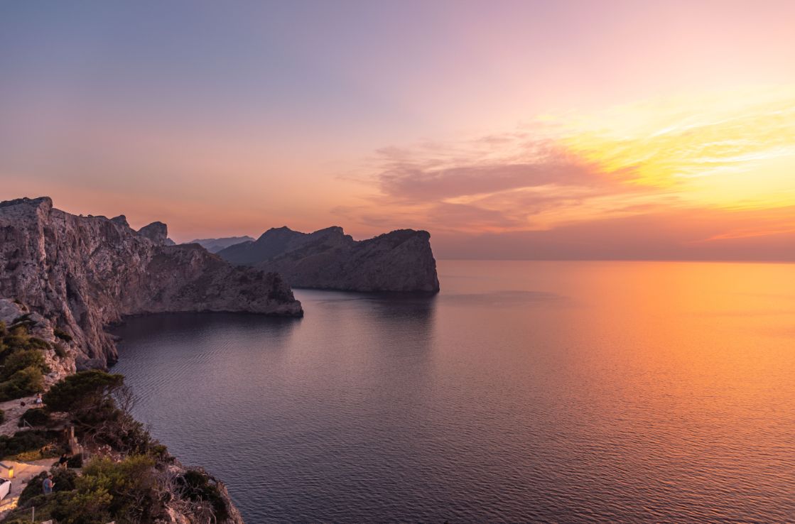 puesta de sol en Mallorca desde una cala